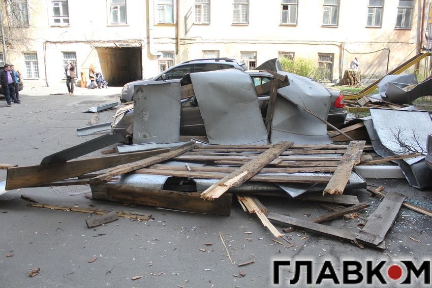 В Киеве сорванная ветром крыша упала на автомобили: видеофакт
