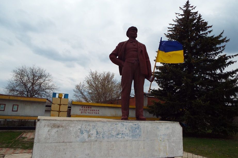 На Луганщине снесли уцелевший под обстрелами памятник Ленину