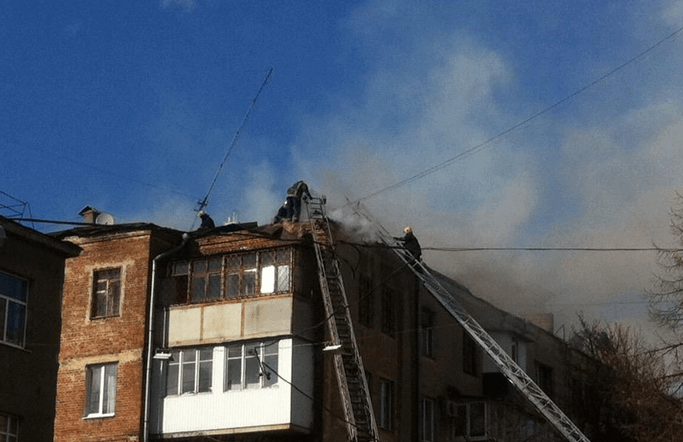 В центре Харькова вспыхнул 4-этажный жилой дом:  рухнула крыша