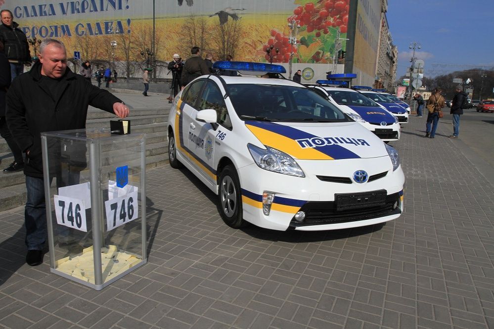 Украина прощается с ГАИ и знакомится с новой службой. Как живут патрульные за рубежом: фотофакт