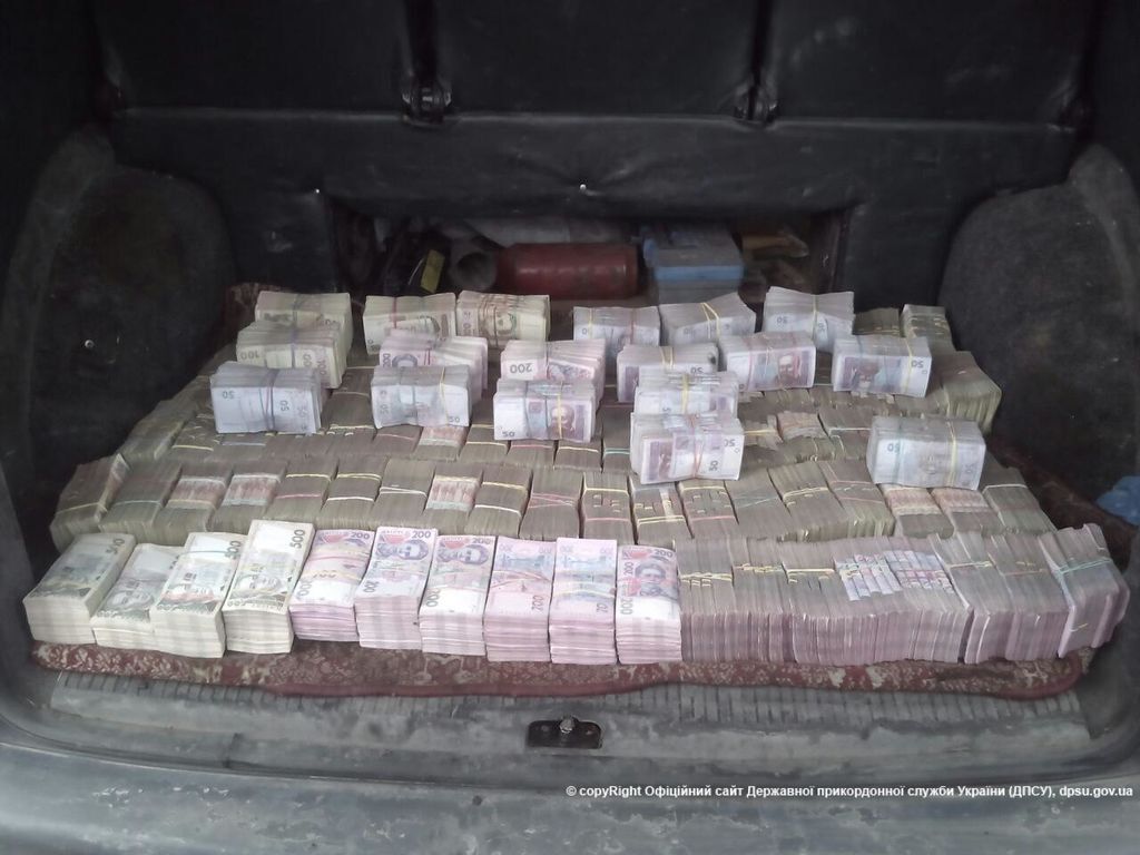 Из нищего Донбасса пытались вывезти 6 млн гривен наличными: фотофакт
