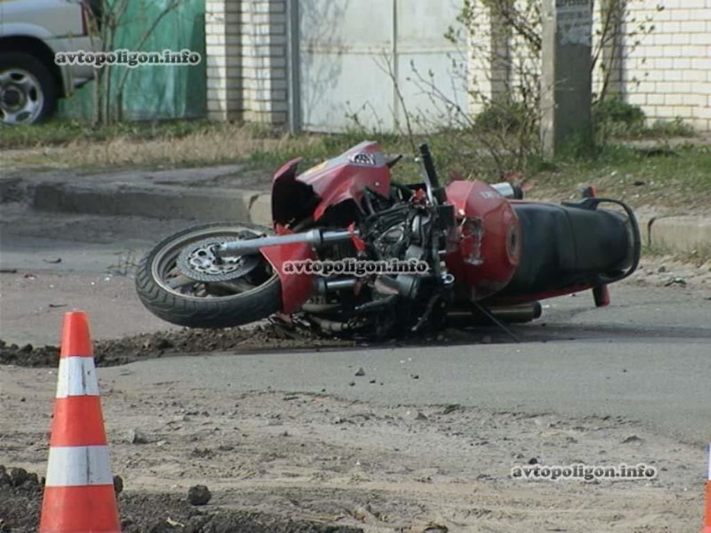 В Киеве мужчина разбился на украденном мотоцикле: фотофакт
