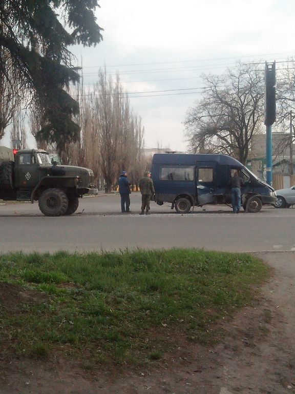 В Макеевке "Урал" боевиков влетел в маршрутку с людьми: фото ДТП