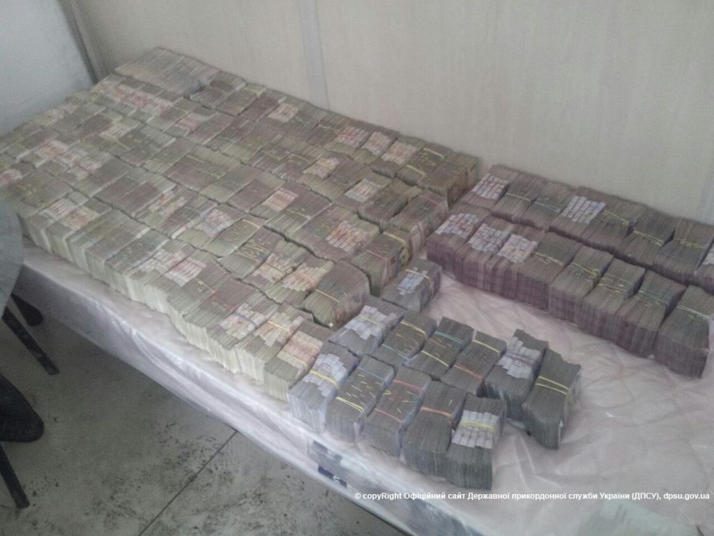 Из нищего Донбасса пытались вывезти 6 млн гривен наличными: фотофакт