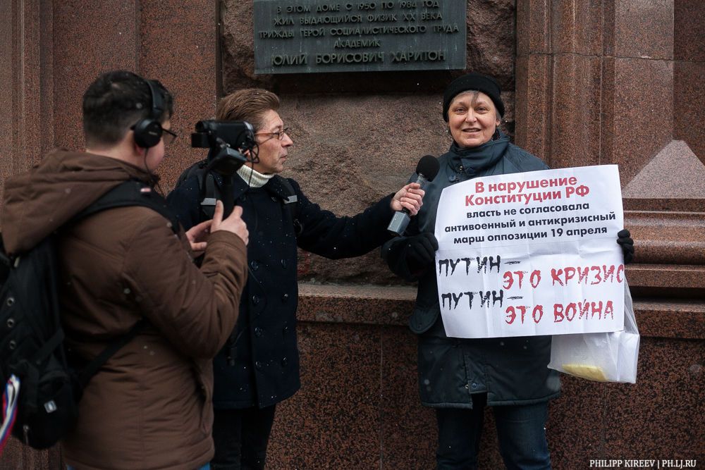 "Путин - это Гитлер. Россияне, мы убиваем": как в Москве люди вышли за Украину