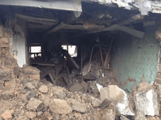 На Донетчине снаряд превратил жилой дом в руины: фотофакт