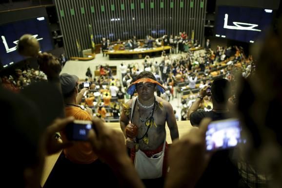 В чем мать родила: бразильские индейцы шокировали парламент нарядами