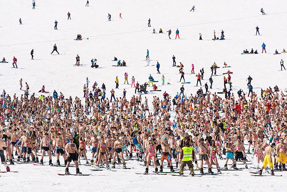 Почти две тысячи полуголых россиян скатились с горы ради рекорда