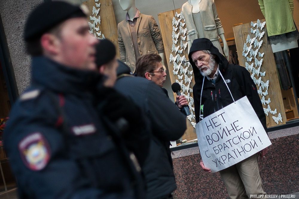 "Путин - это Гитлер. Россияне, мы убиваем": как в Москве люди вышли за Украину