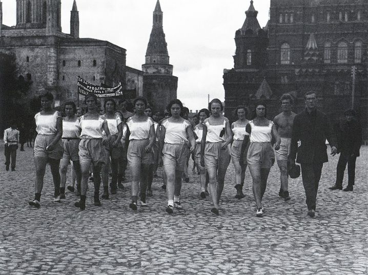 Дыхание войны. Девушки на спортивных парадах в СССР: уникальная фотоподборка