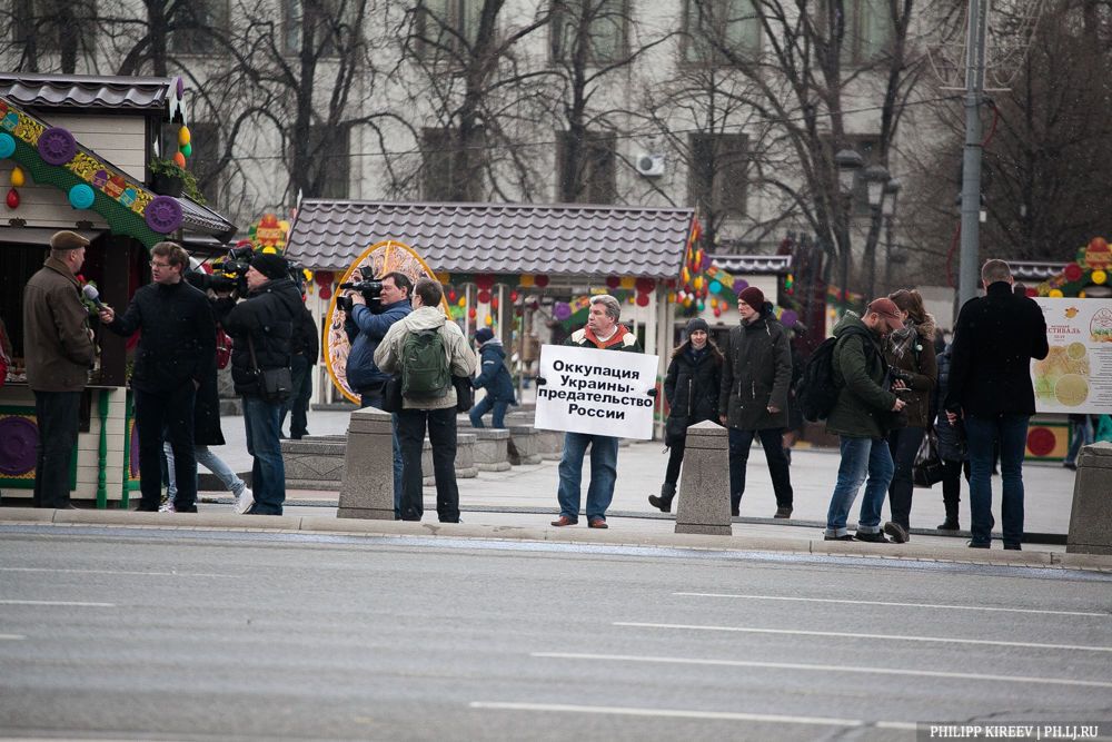 "Путин - это Гитлер. Россияне, мы убиваем": как в Москве люди вышли за Украину