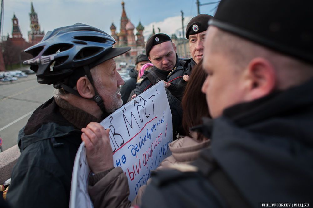 "Путин - это Гитлер. Россияне, мы убиваем": как в Москве люди вышли за Украину