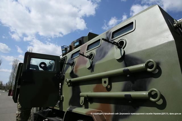 Пограничники провели "тест-драйв" нового броневика "Козак-2"