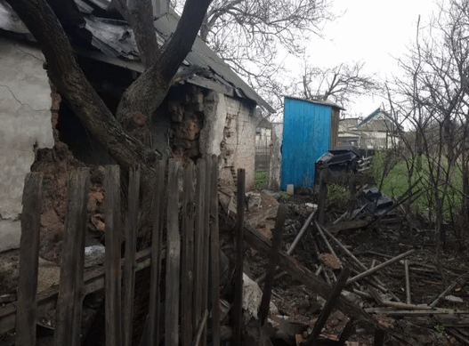 На Донетчине снаряд превратил жилой дом в руины: фотофакт