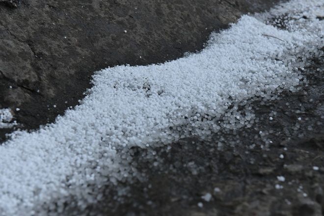 Киев засыпало апрельским градом: фотофакт