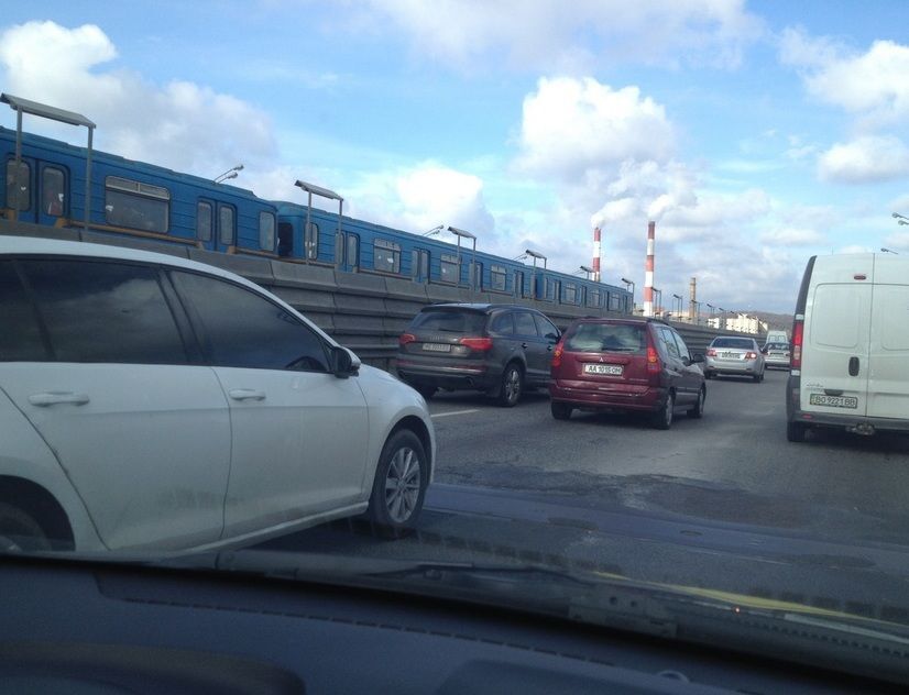 В Киеве стоит в пробке Южный мост: произошло ДТП