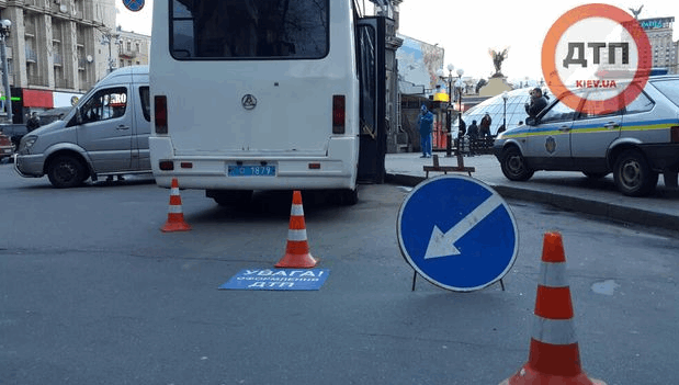 На Майдане милицейский автобус врезался в две иномарки