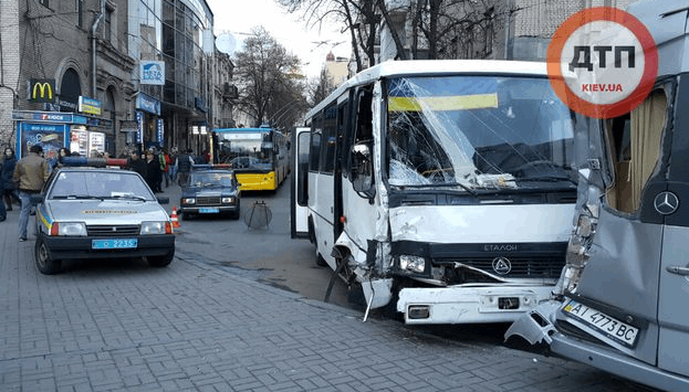 На Майдані міліцейський автобус врізався в дві іномарки: фото з місця подій