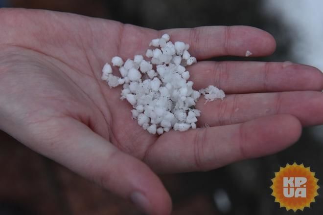 Киев засыпало апрельским градом: фотофакт