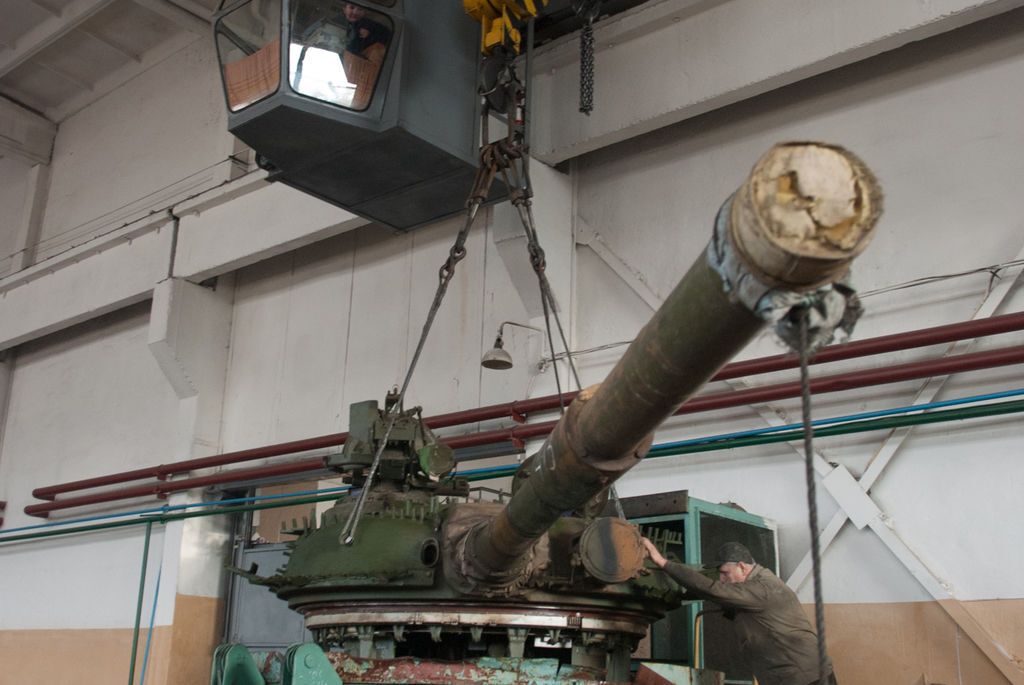Как на киевском заводе ремонтируют танки для АТО: опубликованы фото