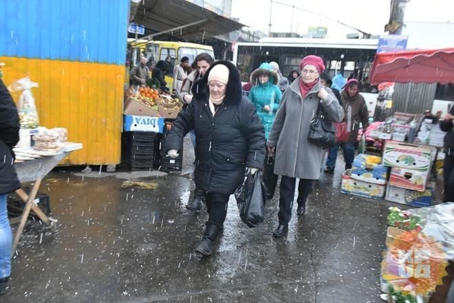 Киев засыпало апрельским градом: фотофакт