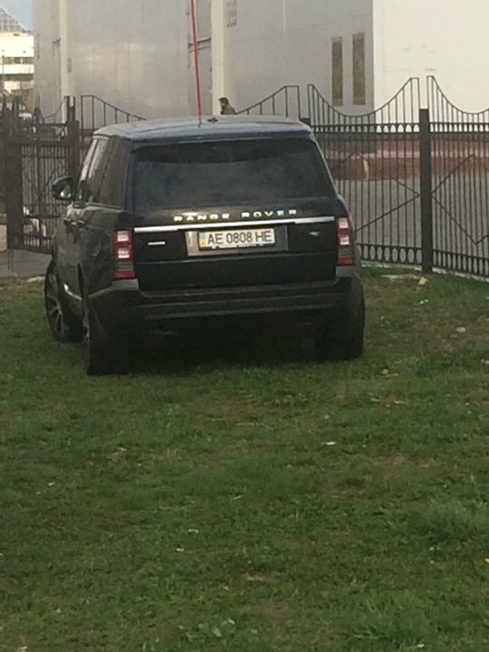 "Герой парковки": в Днепропетровске внедорожник врос в газон