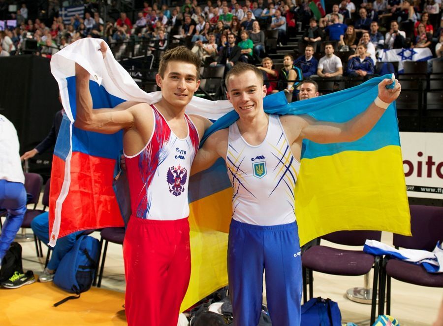 Украинский гимнаст Олег Верняев по праву считает лучшим на планете. 21-летний спортсмен стал абсолютным чемпионов Европы в многоборье, опередив россиянина Белявского. Впрочем, это не мешало соперникам позировать вместе перед фотокамерами