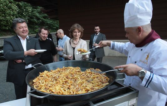 В сети появились фото, как Дмитрий Киселев кормит Порошенко и Бузину жареной картошкой