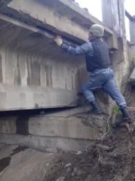 Під мостом на Луганщині знайшли 75 кг вибухівки: фотофакт