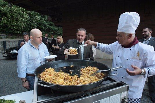 В сети появились фото, как Дмитрий Киселев кормит Порошенко и Бузину жареной картошкой