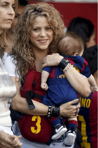 Шакира взяла на матч "Барселоны" 3х-месячного сына