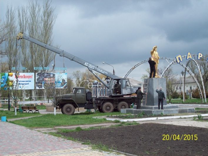 У Запорізькій області склеїли і відновили полеглого Леніна: опубліковано фото