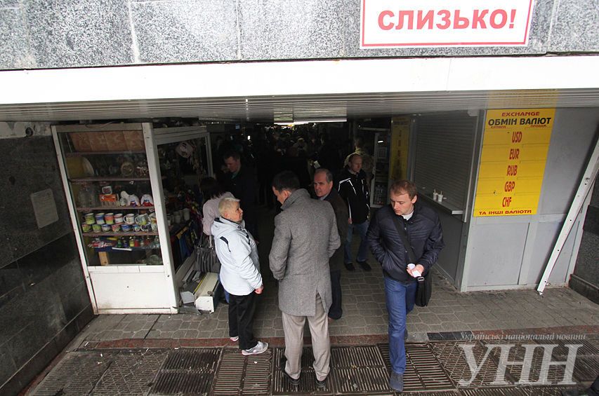 В Киеве под Майданом сносят незаконные ларьки