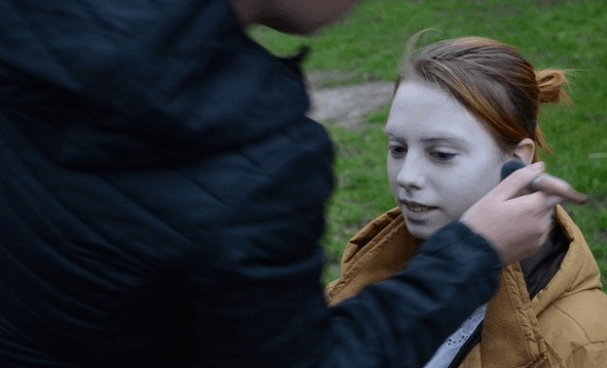 Кошмар на улице Одессы: окровавленная девушка-зомби распугала прохожих – леденящее видео