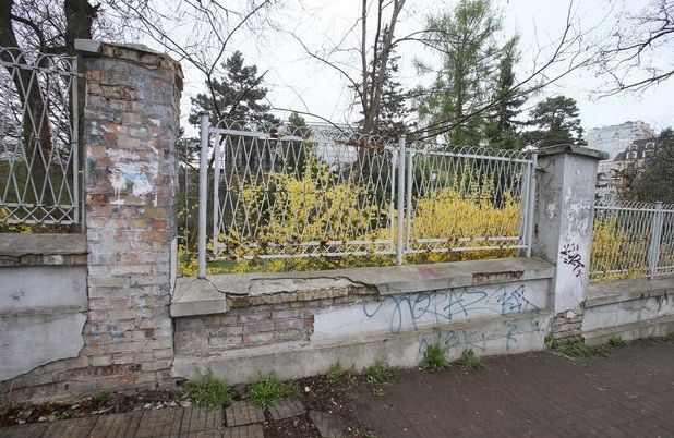 В киевском ботсаду обнаружили еще один опасный забор 