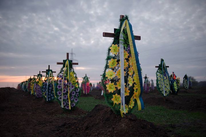 Вечная память! В Днепропетровске хоронят сотни неопознанных героев АТО: жуткий фоторепортаж