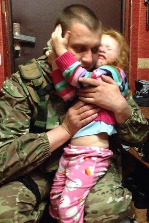 Маленькая украинка провожает отца на войну: пронзительные фотографии