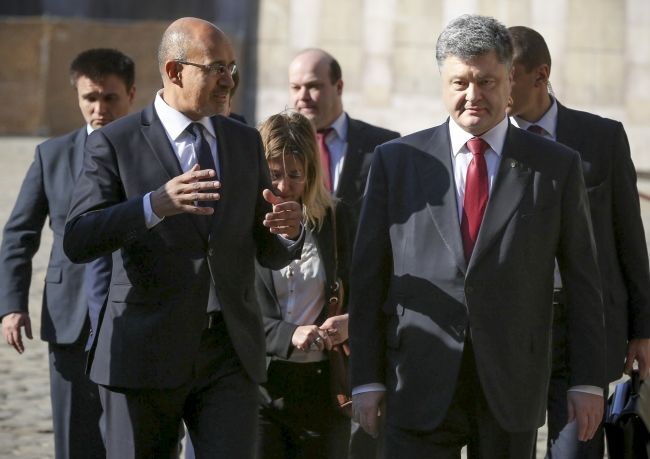 Порошенко во Франции попросил дать Украине безвизовый режим