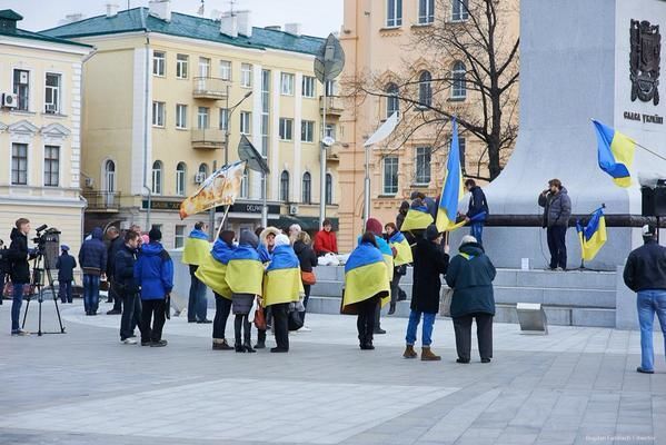 На памятнике в центре Харькова повесили флаг Украины. Фото- и видеофакт