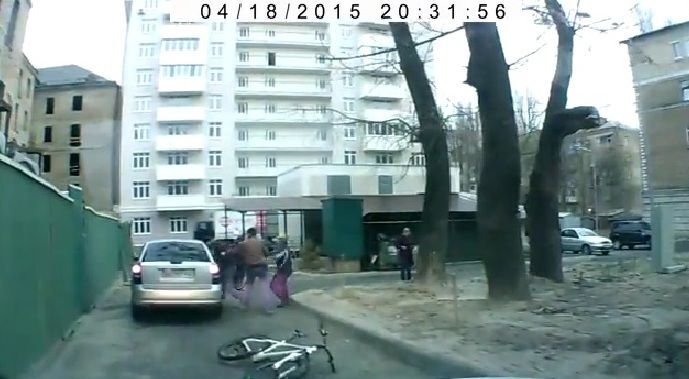 В Киеве шустрый вор украл велосипед возле бювета: видеофакт