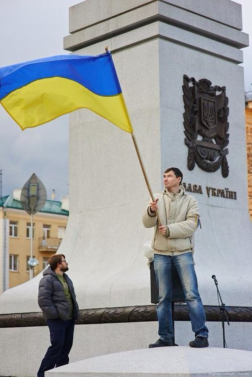 На пам'ятнику в центрі Харкова повісили прапор України. Фото- і відеофакт