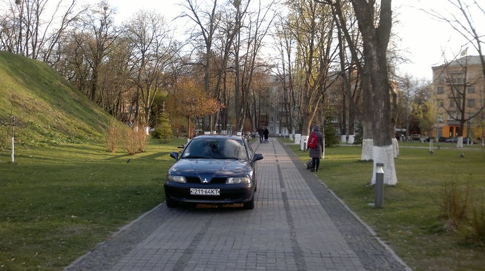 В Киеве паркуют автомобили даже возле памятника Голодомору: фотофакт