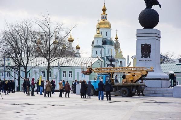 На пам'ятнику в центрі Харкова повісили прапор України. Фото- і відеофакт