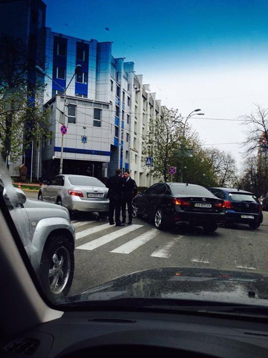 "Герої парковки": "пацики" на Lexus і Toyota перекрили центр Києва