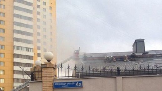 У Казахстані спалахнуло посольство Росії: Відеофакт