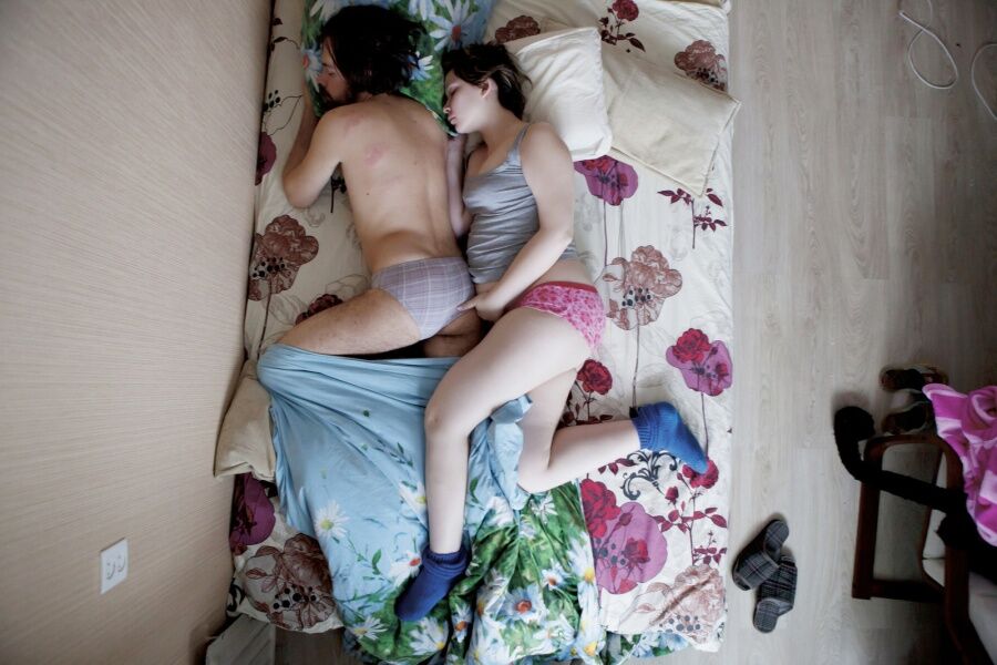20 очаровательных фото спящих пар, которые ждут ребёнка