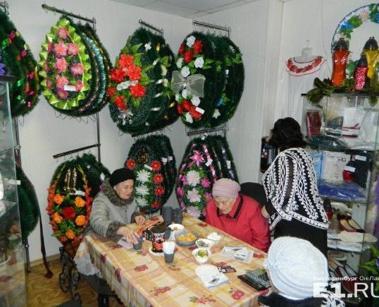 В России ветеранов пригласили на чай в похоронное бюро. Фотофакт