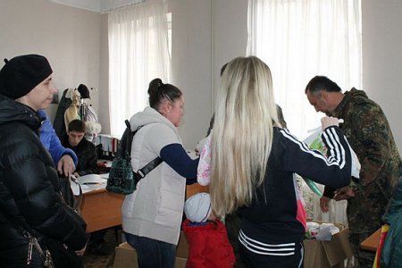 По-братски! Бойцы АТО в Артемовске отдали свою еду местным жителям