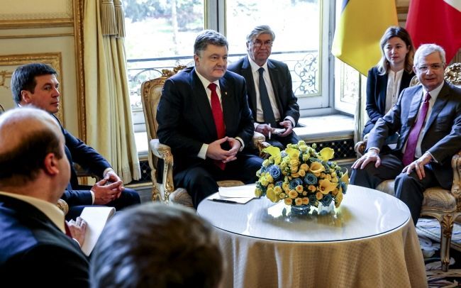 Порошенко во Франции попросил дать Украине безвизовый режим