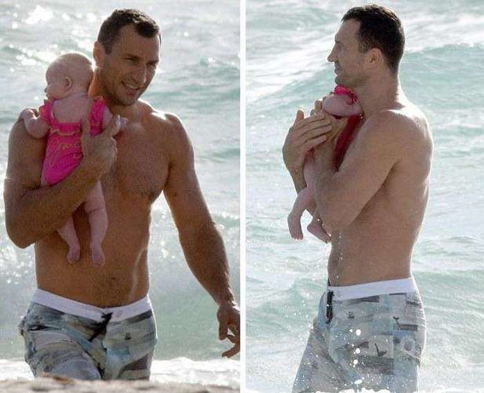 Идеальный папа: Кличко показал фото с крошечной дочкой на пляже